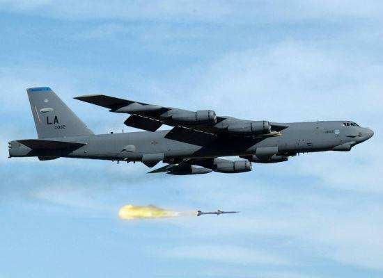 b52轰炸机能干掉坦克吗,b52战略轰炸机咋生存