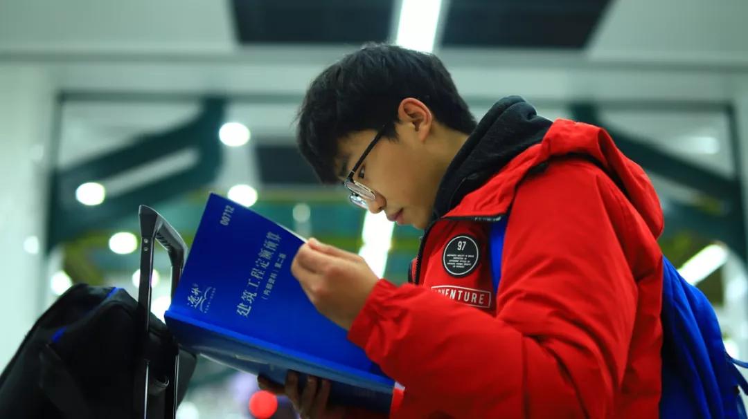 春运路上的幸福,高铁上的春运流动的年俗年味