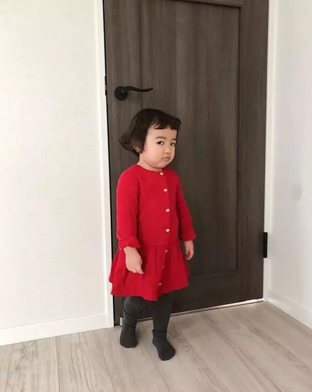 晒女儿搞怪丑萌照,亲妈狂晒女儿丑照