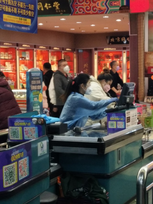 2月23号长春欧亚卖场的掠影，完全的智能检测系统，测体温不停步
