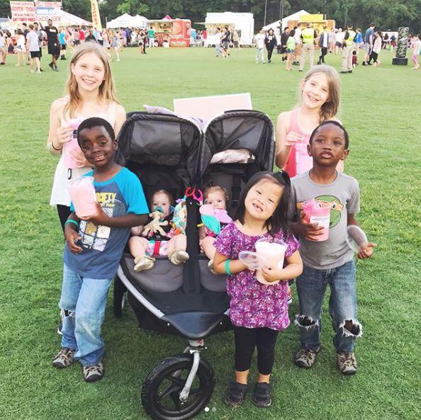 被母亲抛弃的唐氏宝宝,国外唐氏儿长大