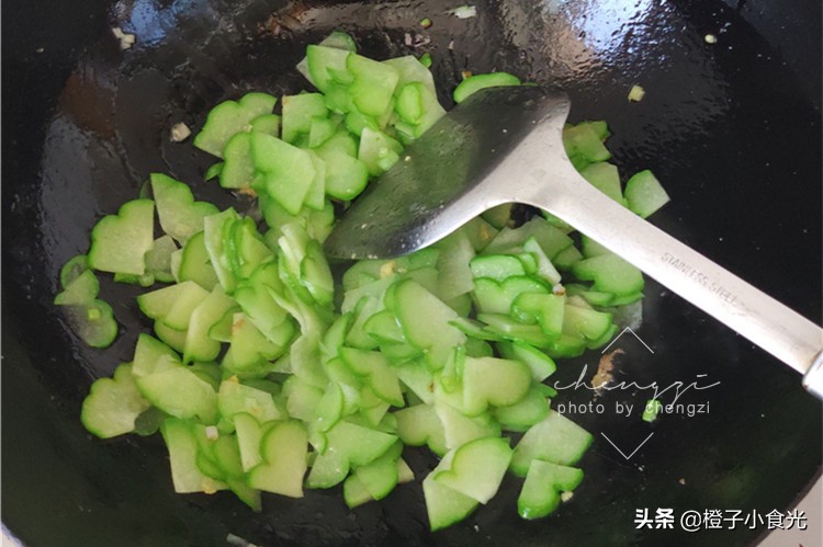 这个菜营养又丰富大人小孩都爱吃,春天这个菜和鸡蛋炒一炒营养翻倍