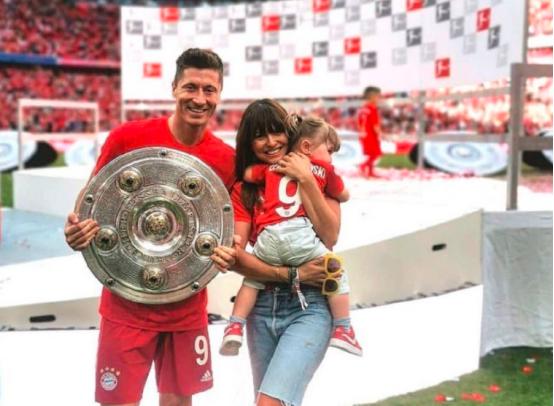 梅西拿冠军巴黎赚多少,梅西夺得的世界冠军瞬间