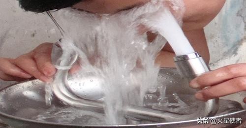 怎么才能让眼睛里的沙子立刻出来,怎么才能把眼睛里的沙子弄出来