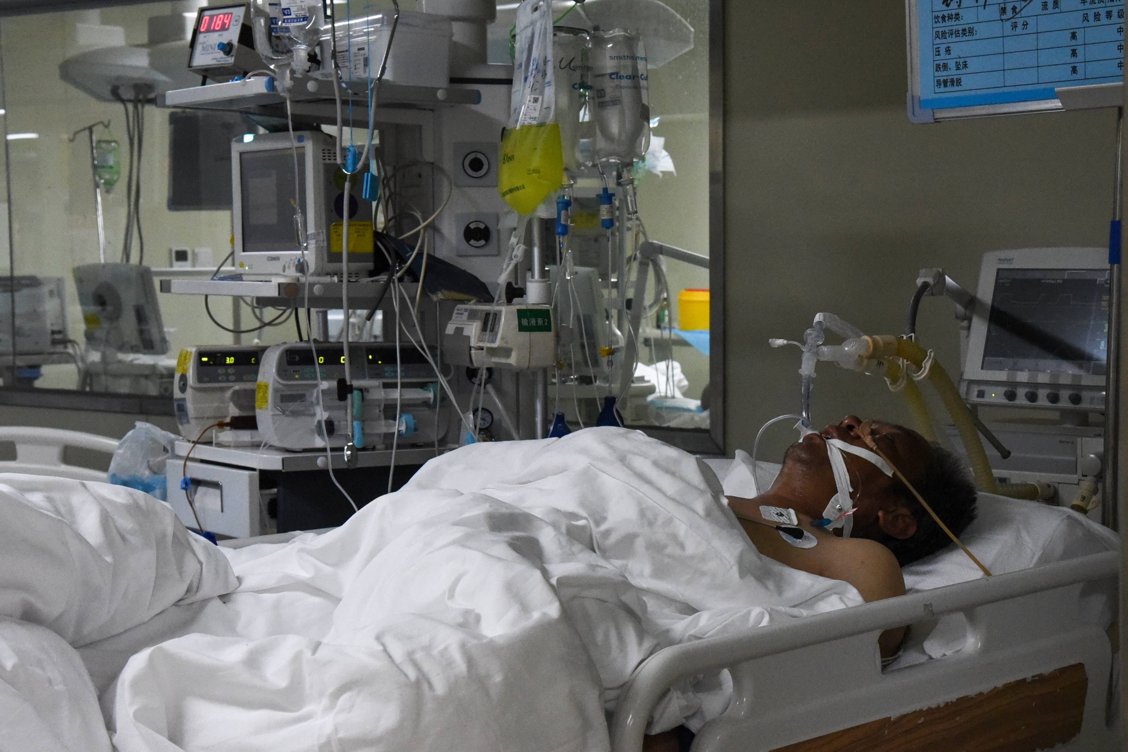 河南一男子因劳累致浑身疼痛，自泡药酒解压，一杯酒下肚后悲剧了