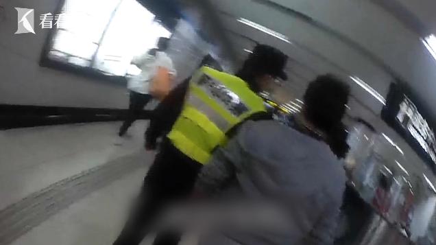 全武行打架现场,地铁上两男子上演全武行