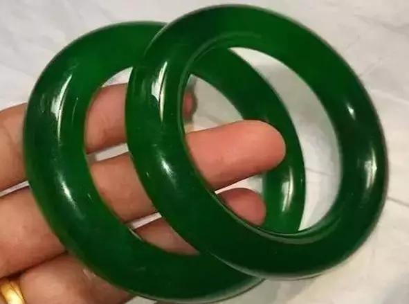 假翡翠对翡翠市场公信力的伤害,真翡翠比假翡翠好在哪