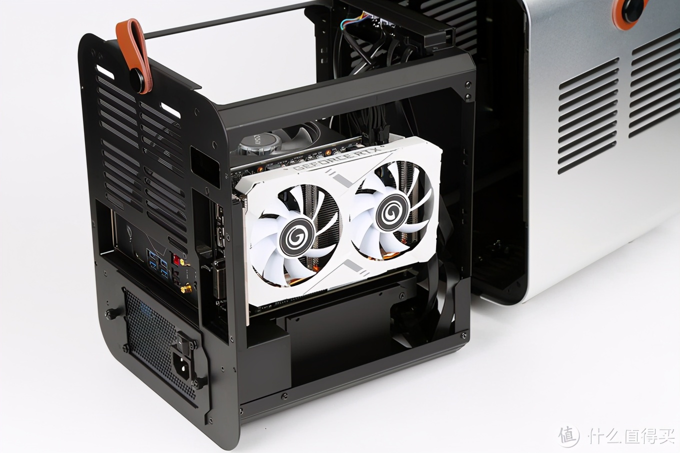 一台可以玩大型游戏的主机,可以拎起来的电脑主机