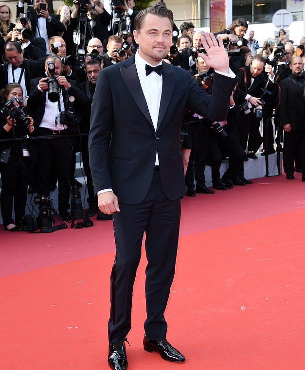 小李子和女友20年法国合影,小李子和他18岁女友的照片