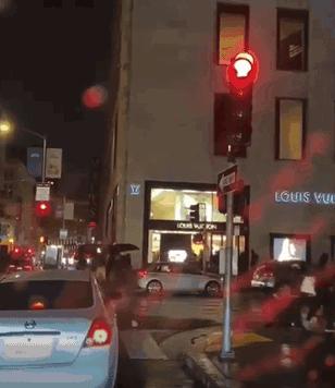 最近去美国小心!过境被罚$5700,80人武装抢商场,铁锤帮暴砸珠宝店