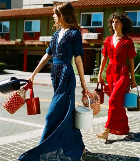 会背水桶包的人,会背奢侈品包包