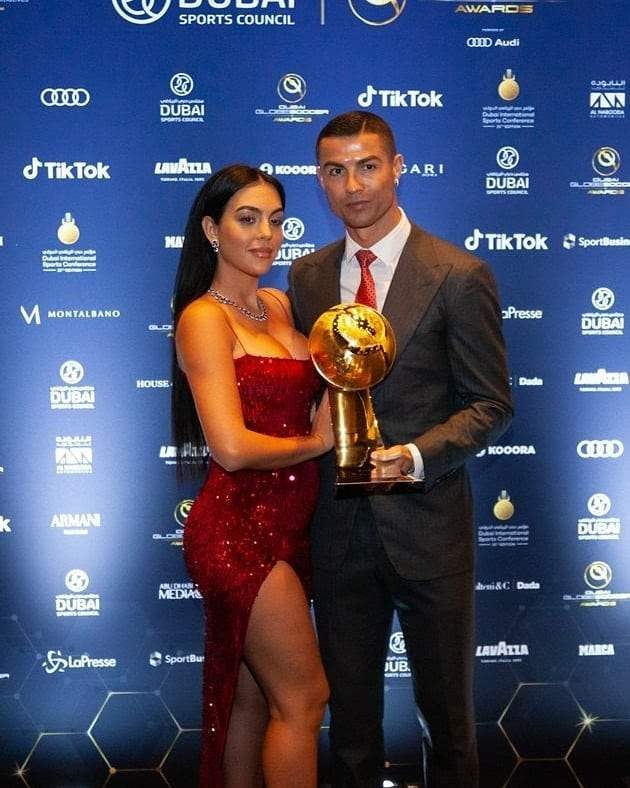 c罗和女友乔治娜惊艳写真图片,c罗未婚妻乔治娜撞脸