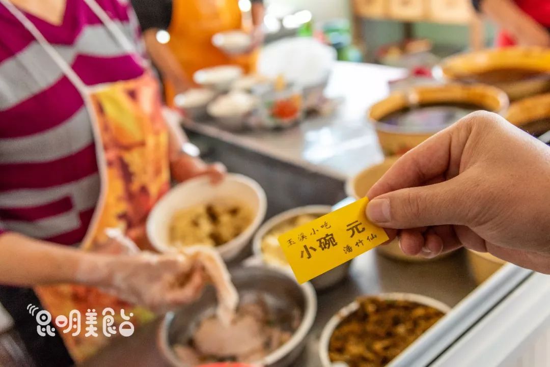 昆明330天都在排队的卤面馆，不收钱收饭票，只卖到下午2点