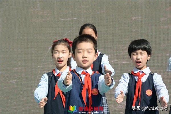 感悟初心使命寻访百名*党**员：徐州市大马路小学校外辅导员聘请仪式