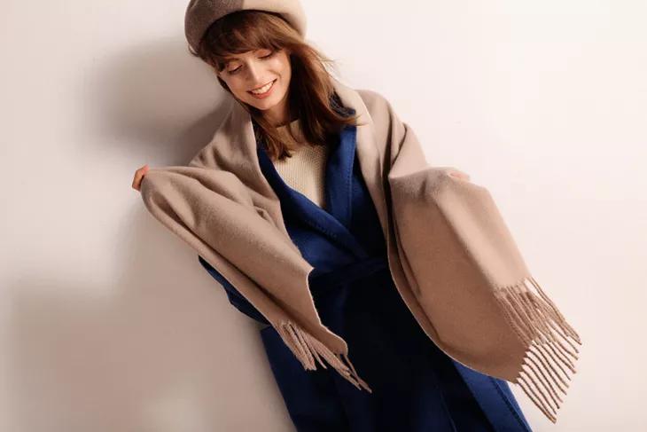 羊绒围巾很温暖,流行的羊绒围巾