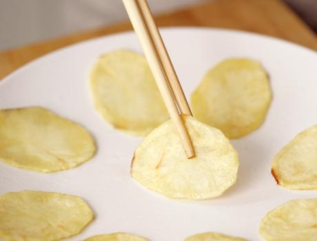 薯片微波炉做法,用微波炉做薯片家庭版简单做法