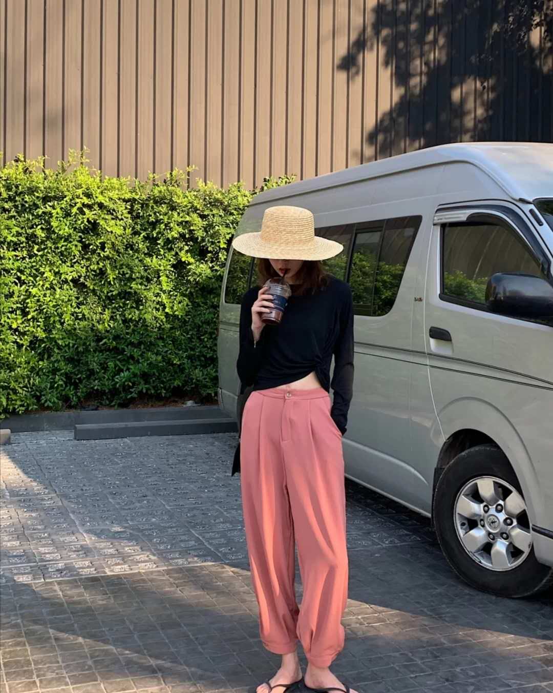 小孩粉色上衣配什么裤子好看,粉色裤子配什么颜色上衣好看女孩