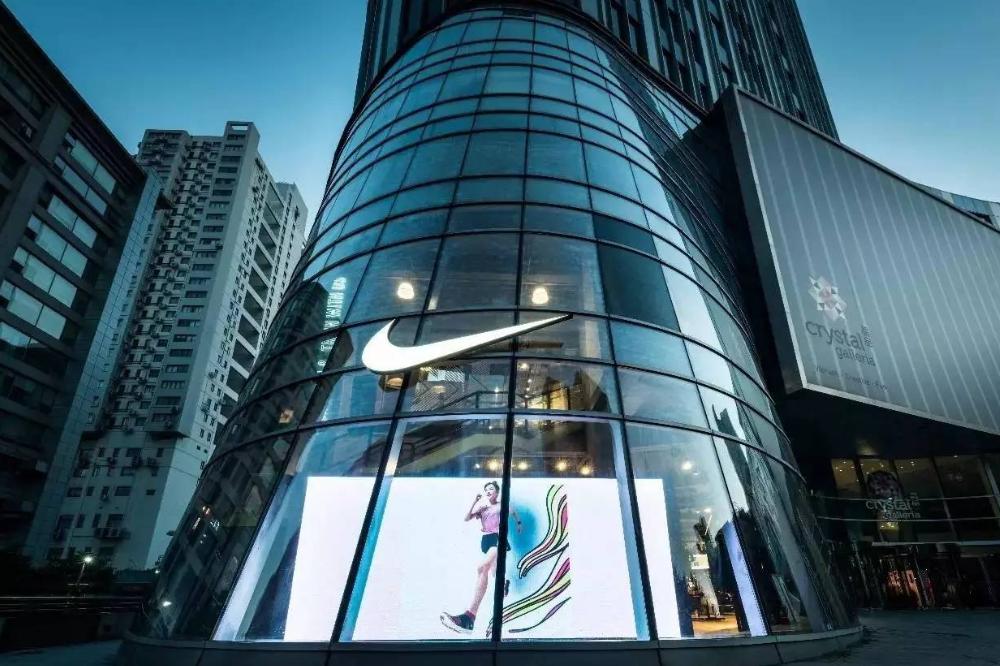 继*疆新**棉后，耐克又出挑衅标语，华为等巨头出手震慑，打脸美国