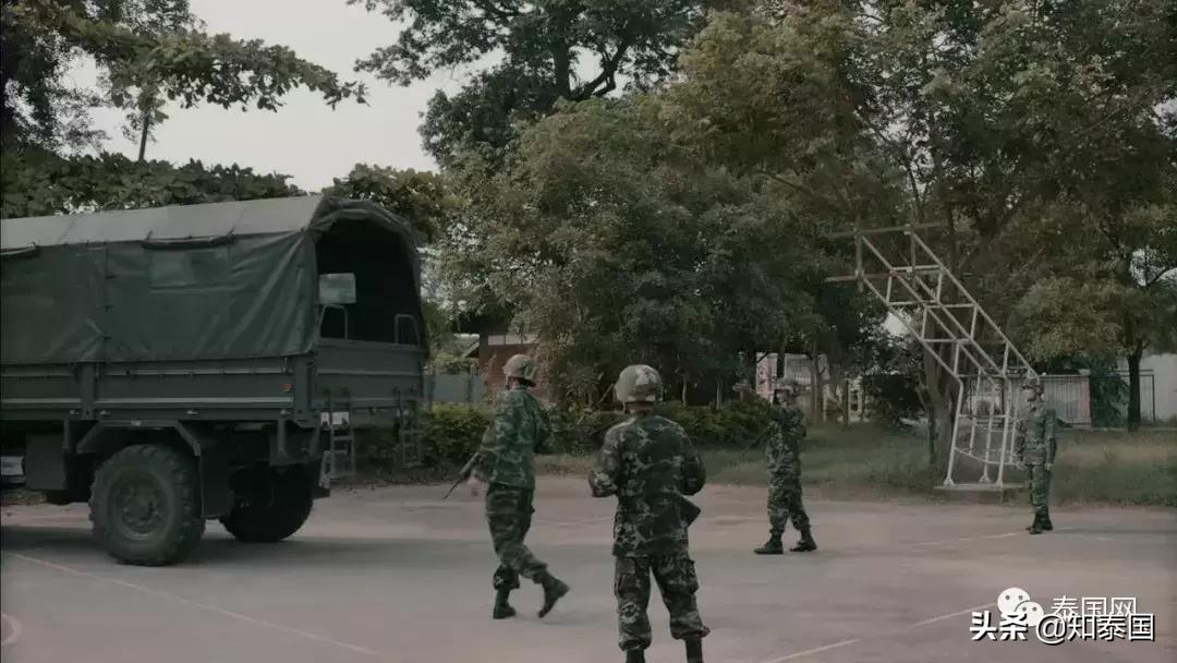 被士兵“上身”的年轻女巫，为何要去舔舐老女人伤痕累累的大腿？