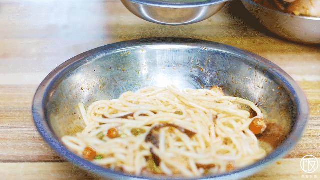 又香又臭的螺蛳粉太美味了,又臭又香螺蛳粉真的很好吃