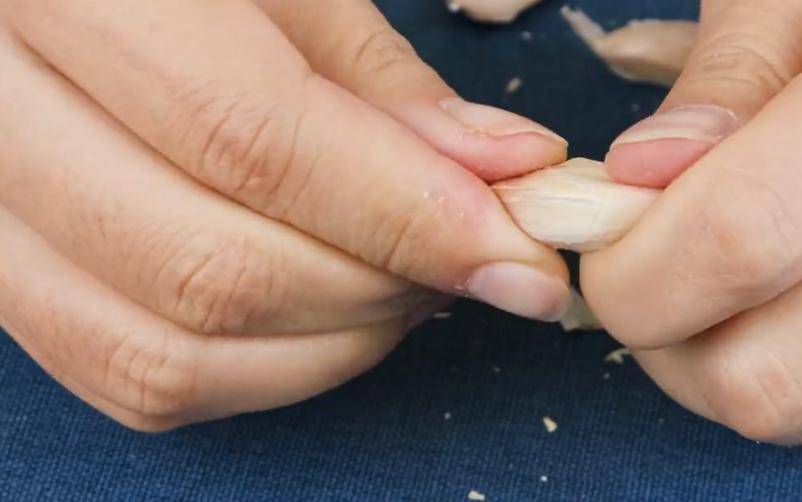 大蒜去皮看准这个小机关，一次剥一颗，30年保姆拿手绝活，真实用