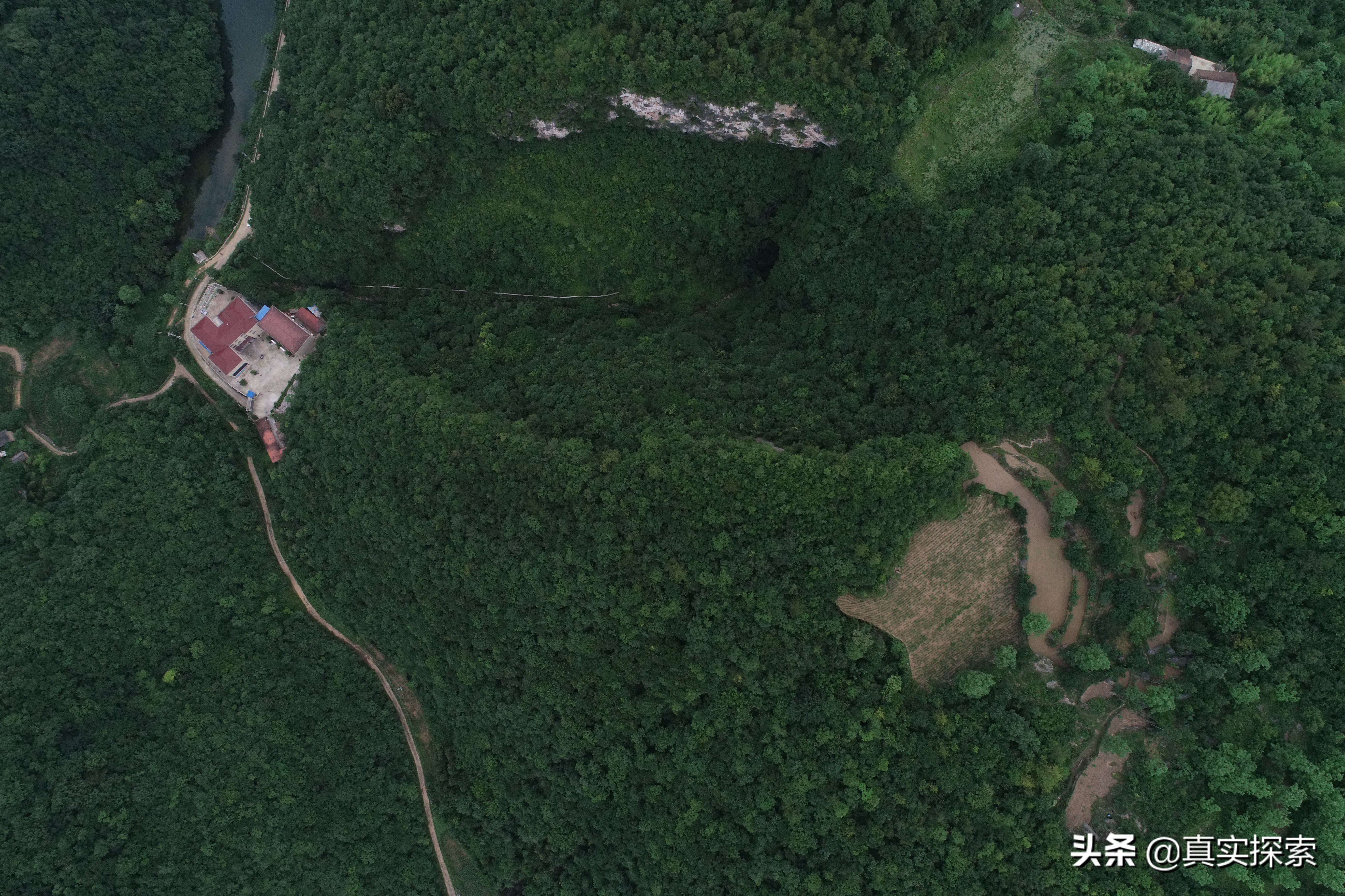 南漳老龙洞天坑视频,南漳县茅坪村老龙洞