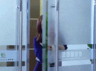 和网恋女友第一次面基，最后却进了男厕所，我现在该怎么办