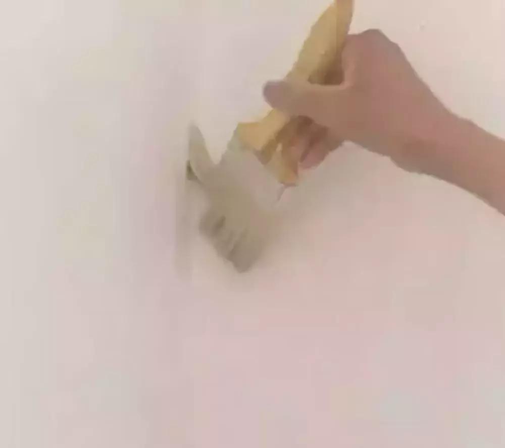 墙布透胶干了以后会留下印记吗,墙布透胶滴上白色涂料怎么处理