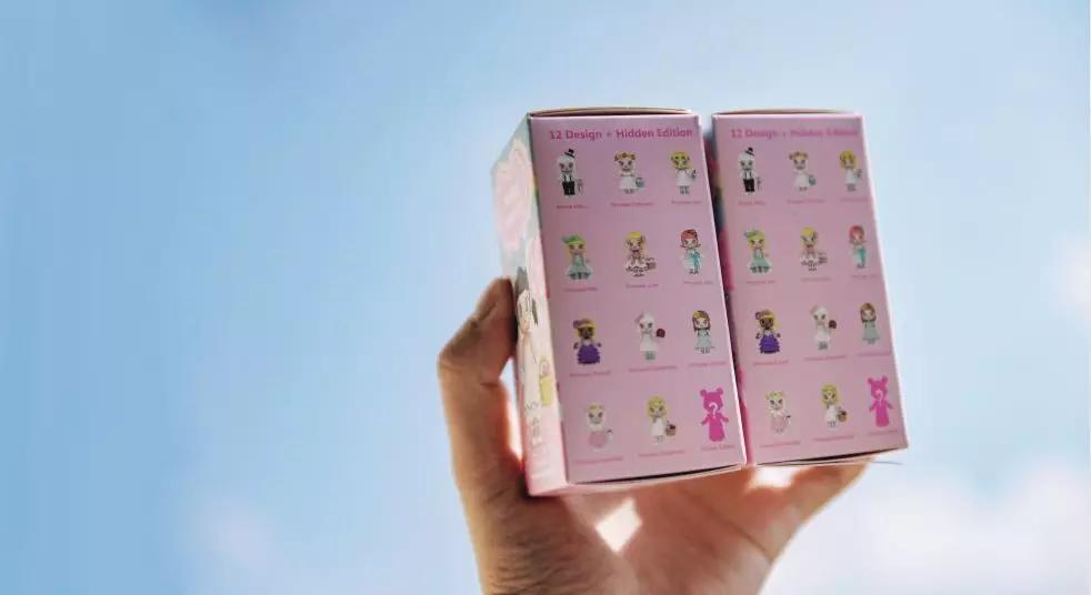 “中毒”的年轻人乐在其中？3年花上百万买盲盒