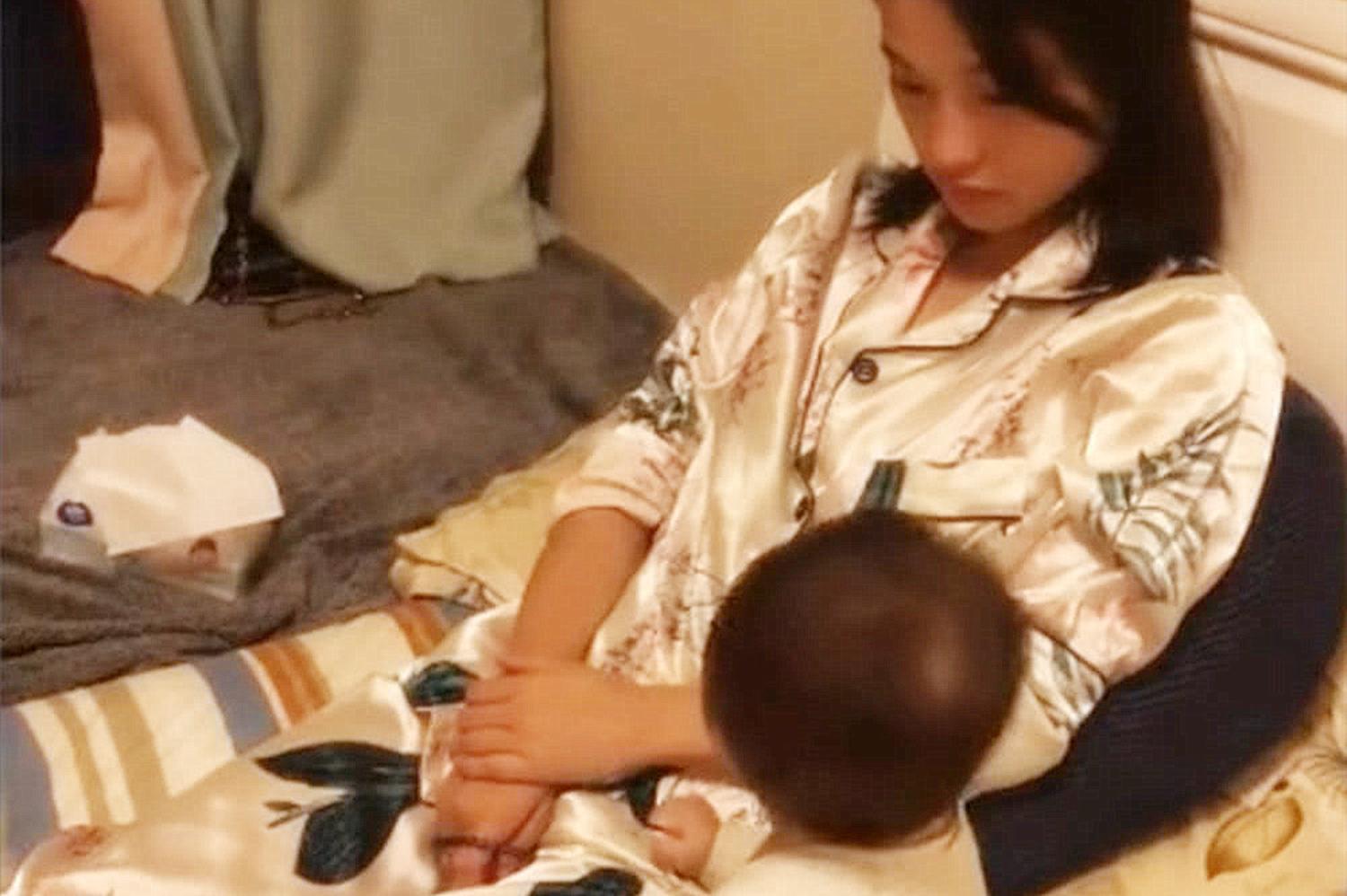 孩子跟妈妈爱哭闹妈妈应该怎么做,孩子跟妈妈在一起容易发脾气