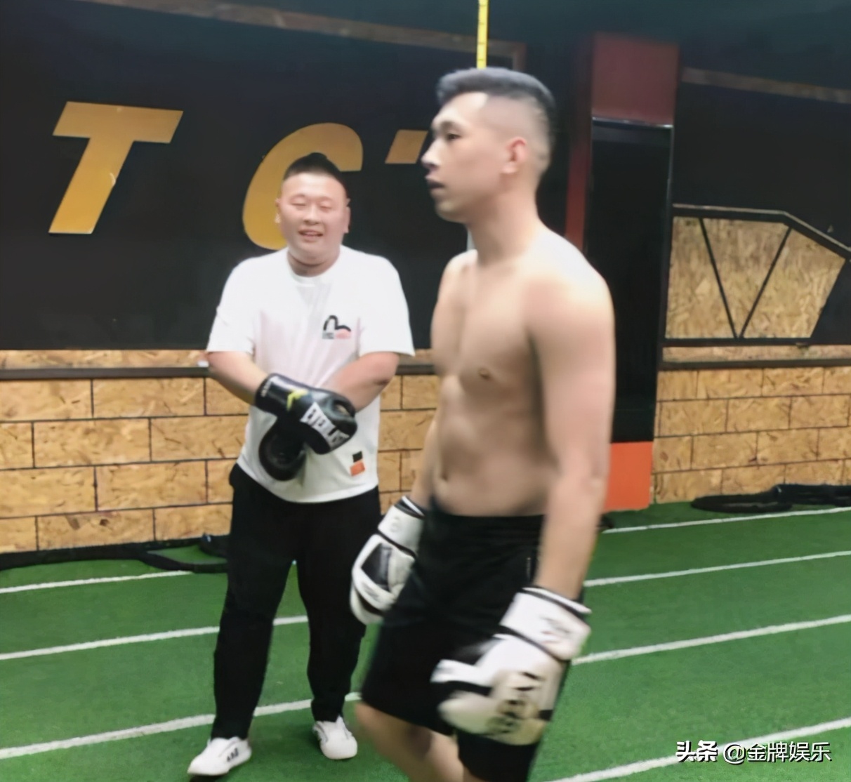 前网红一哥李天佑的近况好凄惨，坐在家里看别人做直播