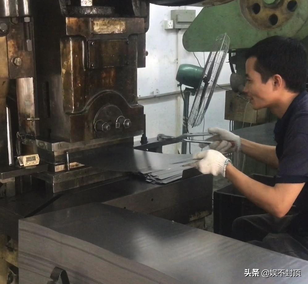 为什么五金厂工资比电子厂高,电子厂全是年轻人