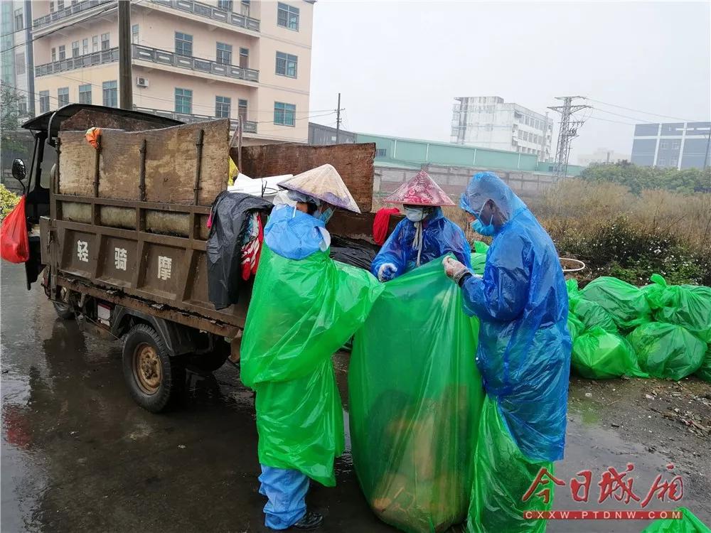 乡镇党总支送及时雨,村干部送水上门