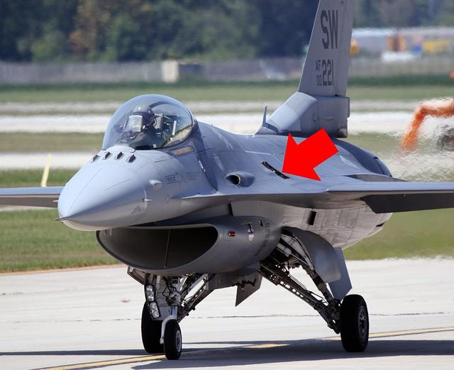 美军一架f16在训练中坠毁,美军f16表演时失控直接冲向看台