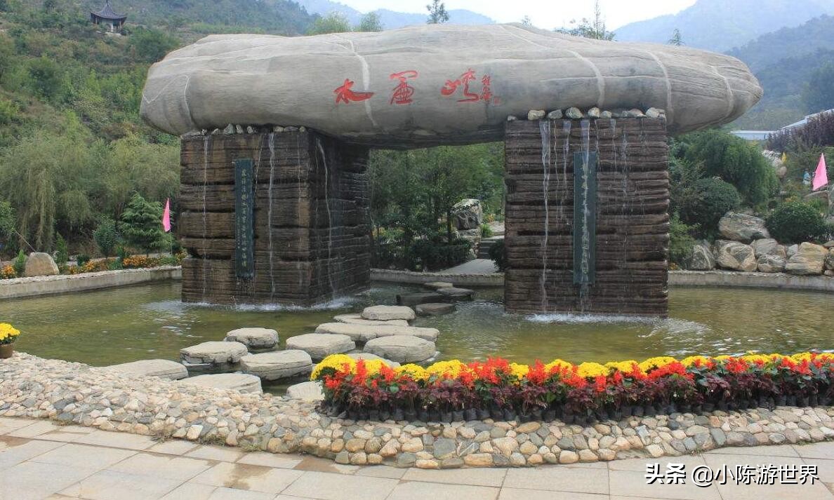 挖机大妈向趵突泉吐水,大妈向趵突泉吐水西安游客