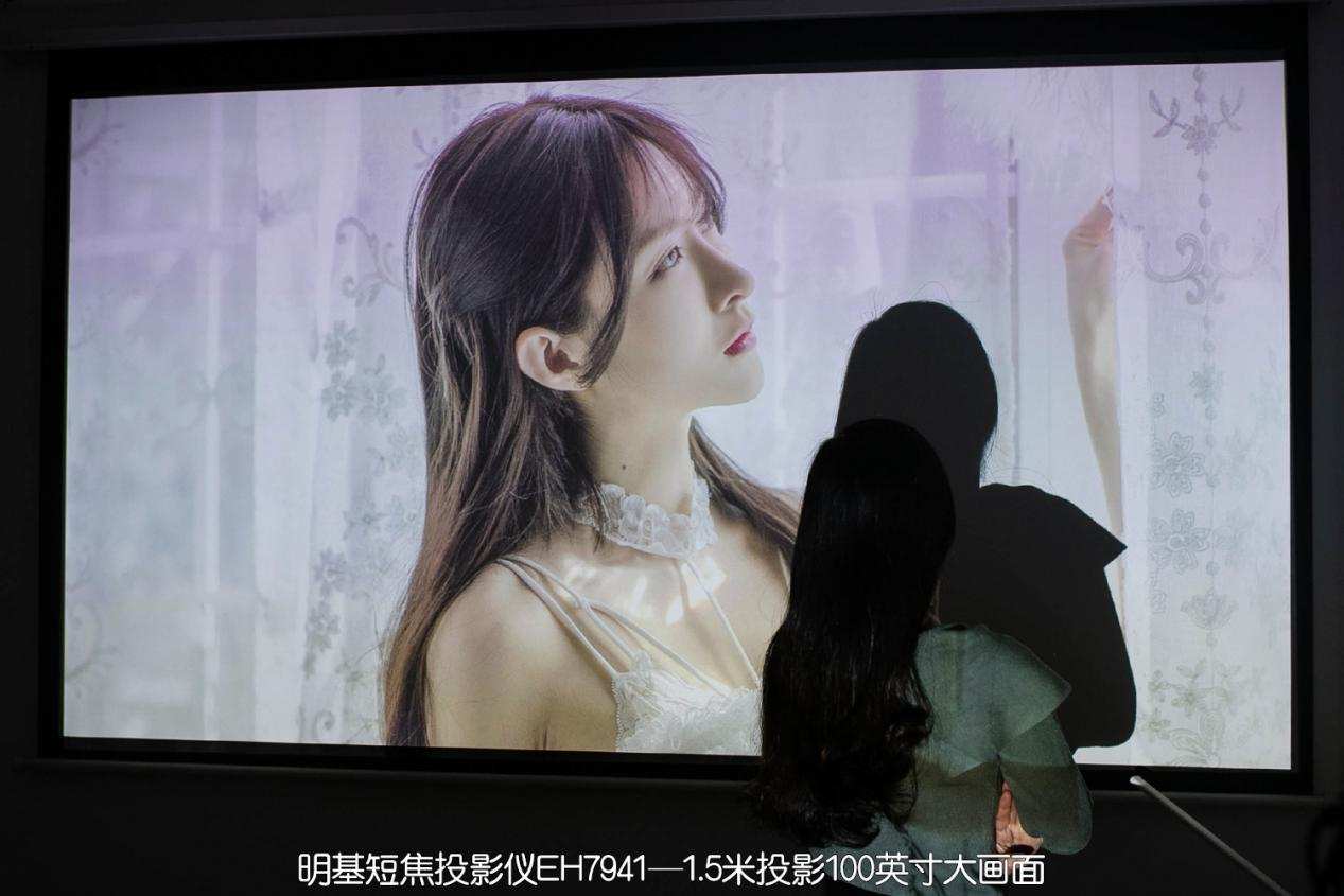 明基适合白天的投影仪选哪款,千万别买300的投影机