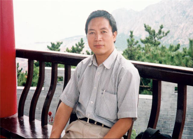 哲学系博导教授，沉迷道教文化，曾招募7名“内丹修炼者”做实验