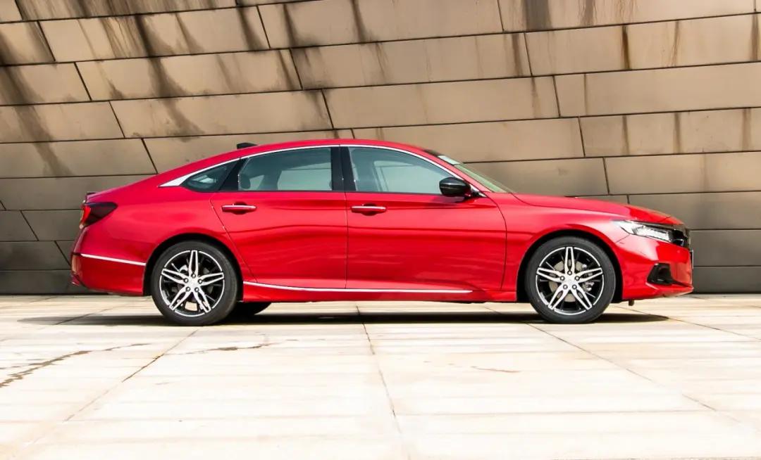 车长超4米9，3毛一公里香到爆，最火合资B级车出新款，开过都说好