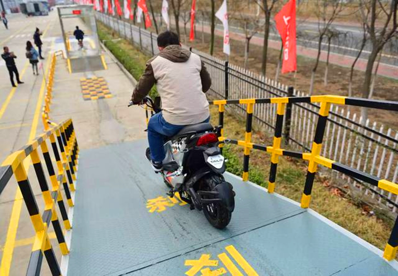 电动车下坡滑行可以给电瓶充电吗,电动车连续下坡能空挡滑行吗