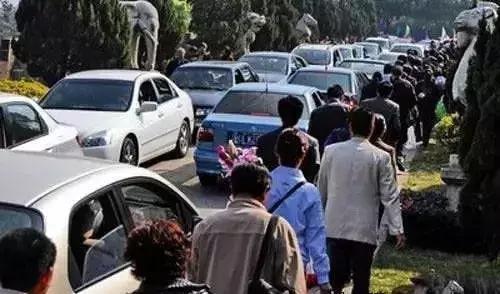 珠海横穿马路被撞飞后续,珠海一男子骑摩托车逆行身亡