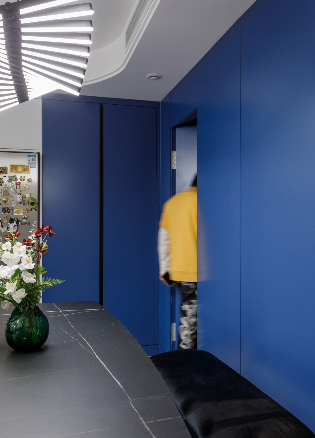 77平米超大客餐厨一体装修,极简风餐厨一体设计