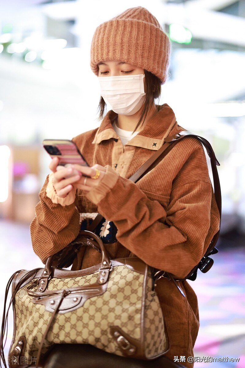 宋妍霏街拍皮衣混搭运动裤铆钉,宋妍霏条纹上衣穿搭