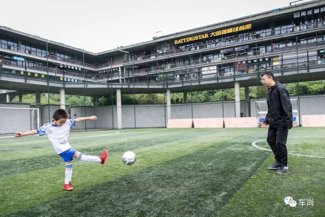 爱踢球的小豹子,爱踢足球的小豹子