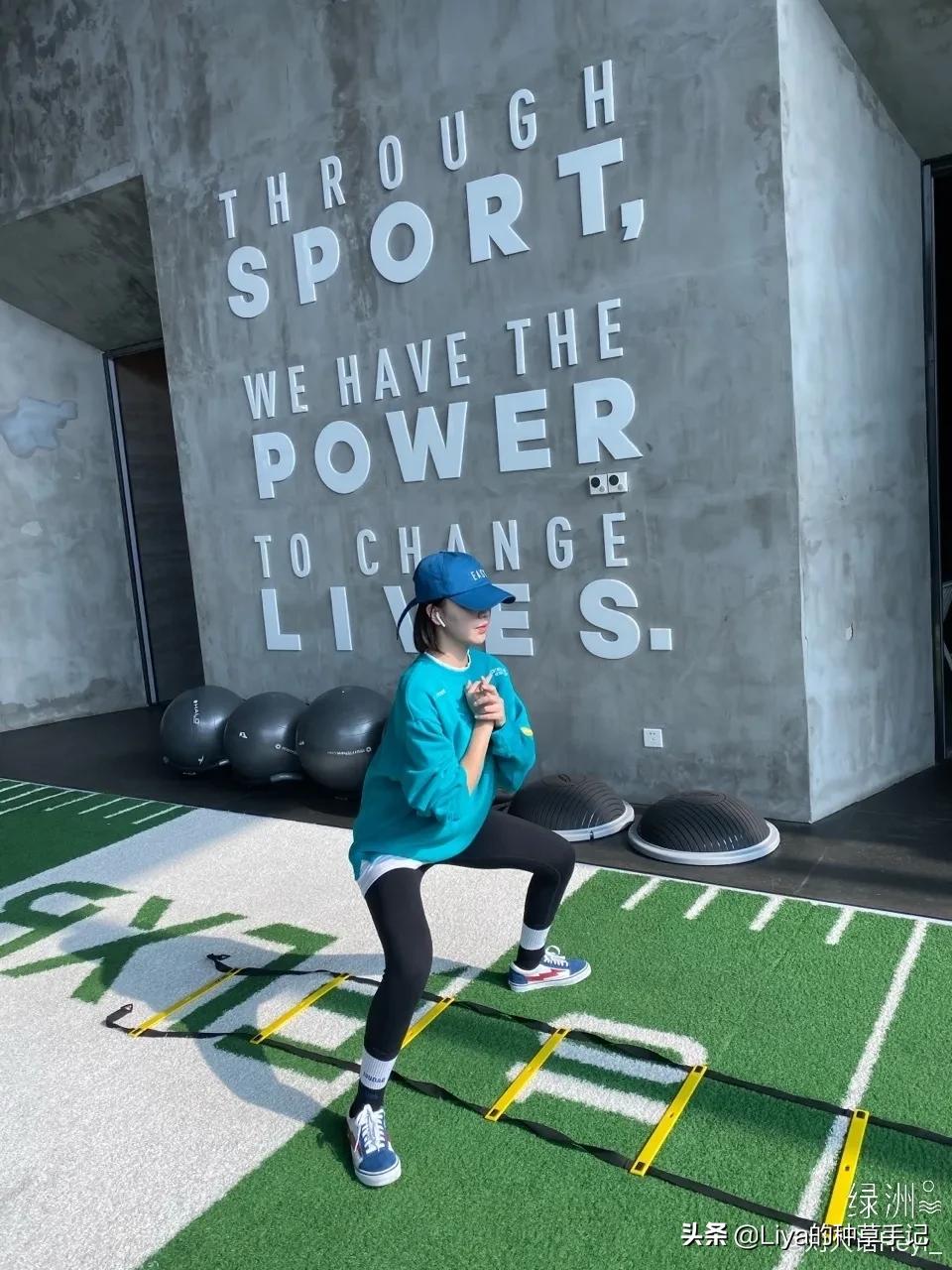 穿错卫衣显胖,宽松卫衣怎么搭配帆布鞋