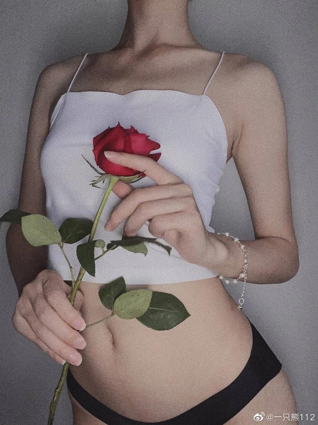 有些女生不用看脸也觉得是美女,有一种美是不用看脸的