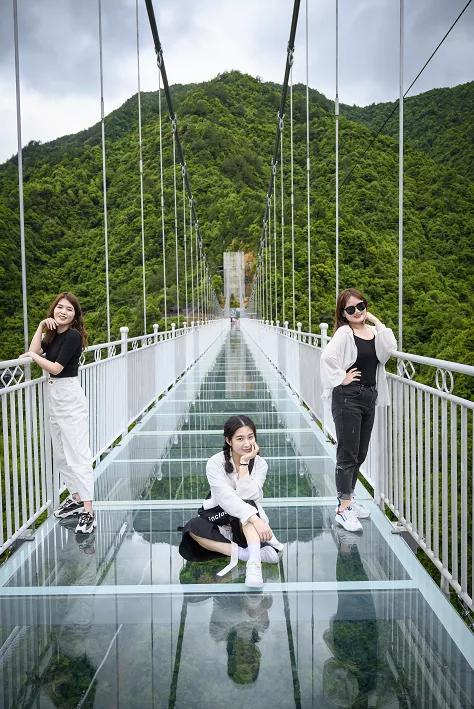 天门高空漂流玻璃滑道,高空玻璃天桥景点大全