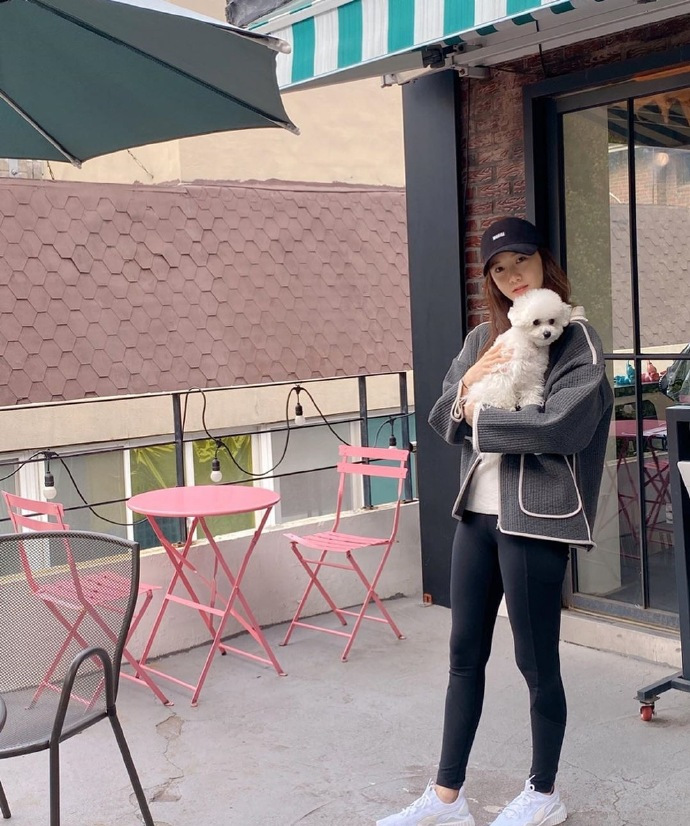 林允儿西装搭铅笔裤现身,林允儿穿搭秀身材