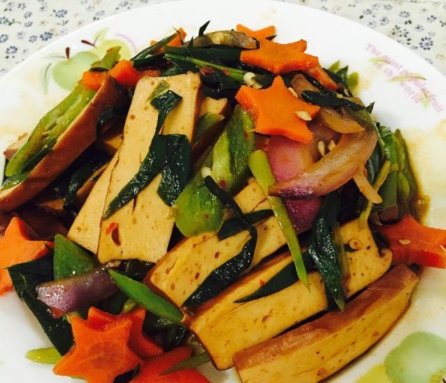 如何做出美味的胡萝卜炒香干,胡萝卜炒香干做法分享