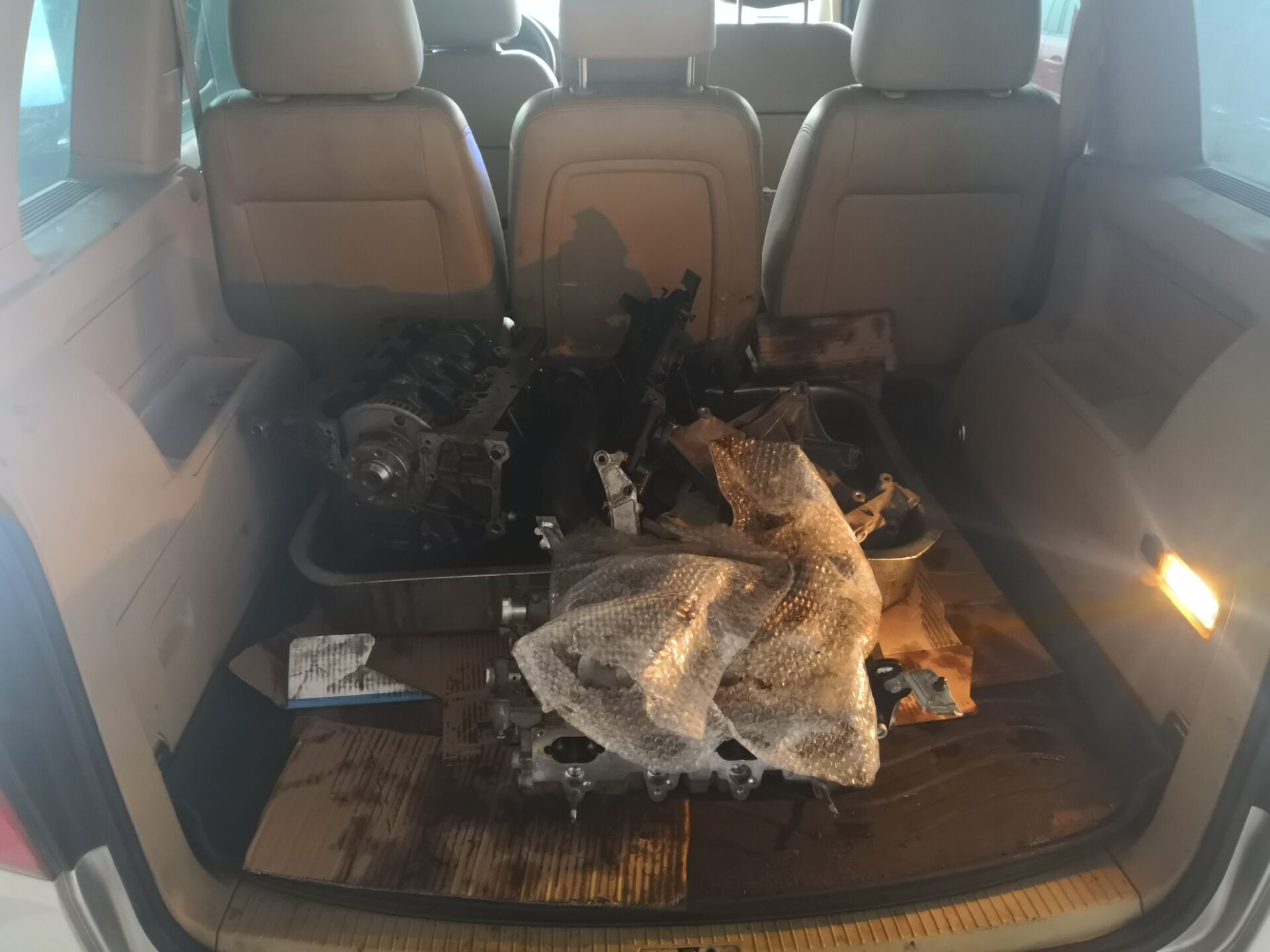 奥迪a6l2.0t气门油封烧机油,老款奥迪a6l2.0烧机油怎么解决