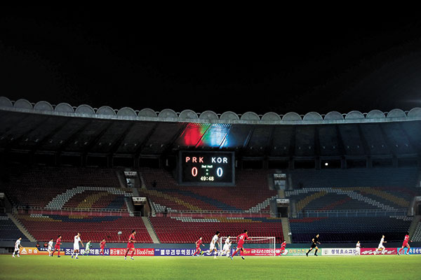 “我甚至怀疑这场比赛没踢”半岛德比，全靠瑞典大使“转播”，吃瓜群众只看到一个空旷的体育场和0：0的比分